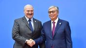 Токаев пожимает руку Лукашенко